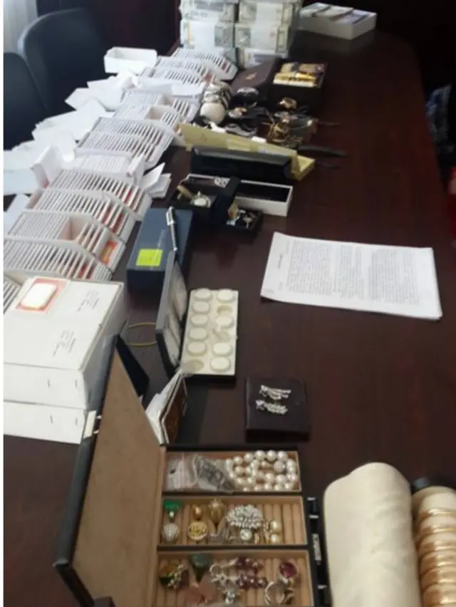 Найденные при обыске у экс-министра энергетики Эдуарда Ставицкого 4,8 млн долларов наличными, золото и коллекция часов уже не так впечатляют