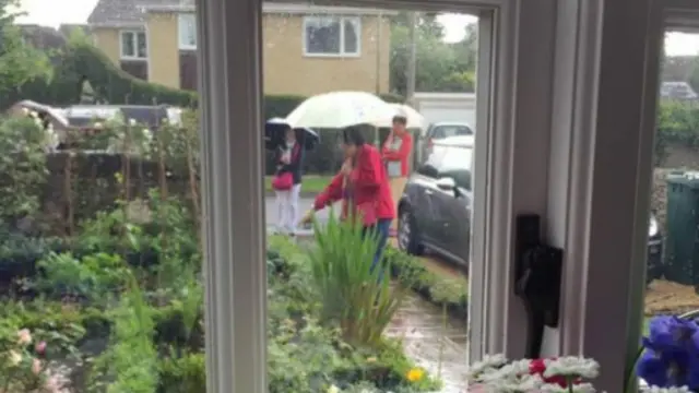 中国游客在英国住家的前花园拍照