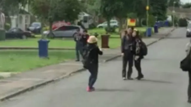 当地一名居民说，中国游客之所以蜂拥而至还可能与这里与比斯特购物村临近有关。