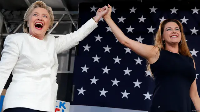 希拉里在佛羅里達州與前環球小姐冠軍艾麗西亞·馬查多出席競選集會時