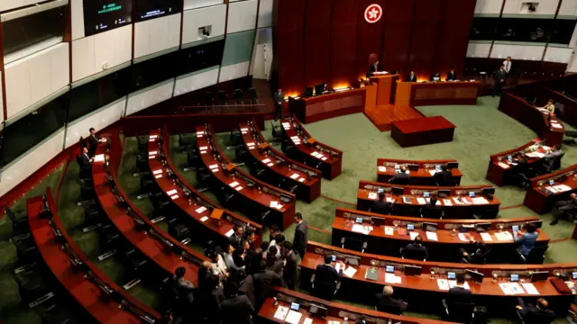 香港立法会议事厅内保安员试图制服梁颂恒(图下)(2/11/2016)