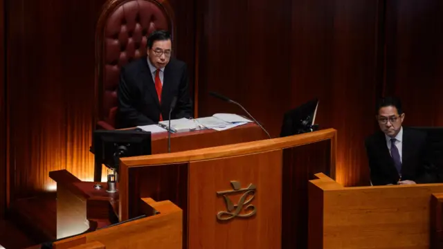 香港立法会主席梁君彦（中）与秘书长陈维安（右）在议事厅内（2/11/2016）