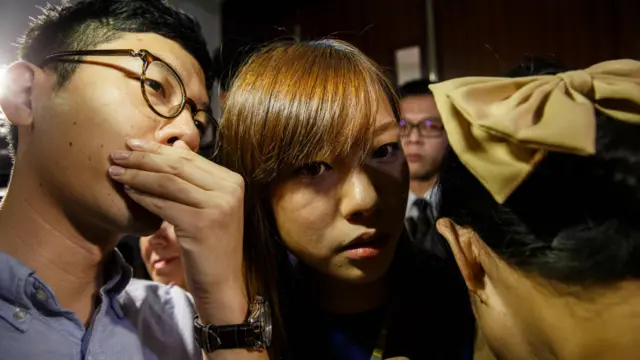 罗冠聪（左）与游蕙祯（中）交头接耳（2/11/2016）