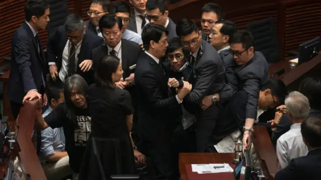 保安人员与梁颂恒、梁国雄等议员推搡（2/11/2016）