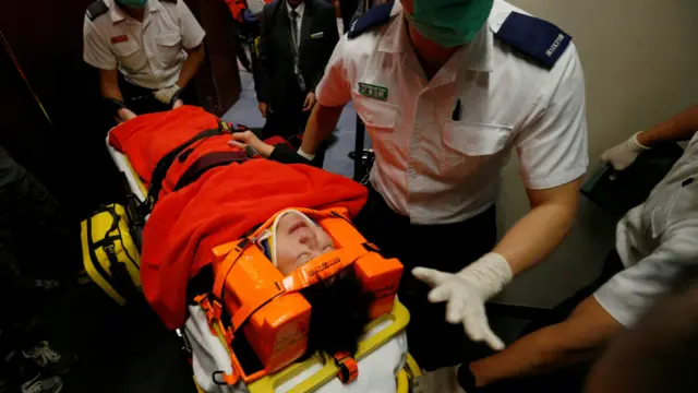 不适保安员被救护员抬走（2/11/2016）