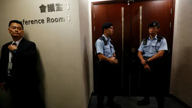 警察在立法会会议室外站岗（2/11/2016）