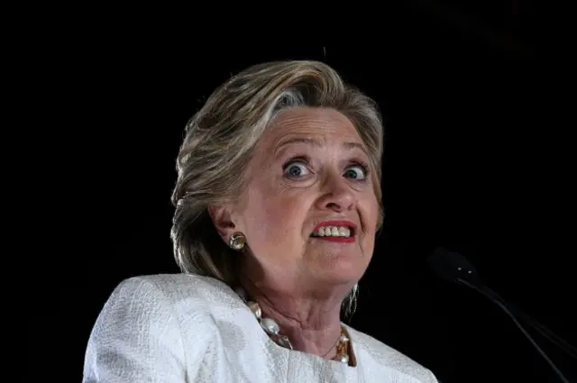 FBI局長科米發出信號說,希拉里的郵件裏會有貓膩,結果他現在說沒有。