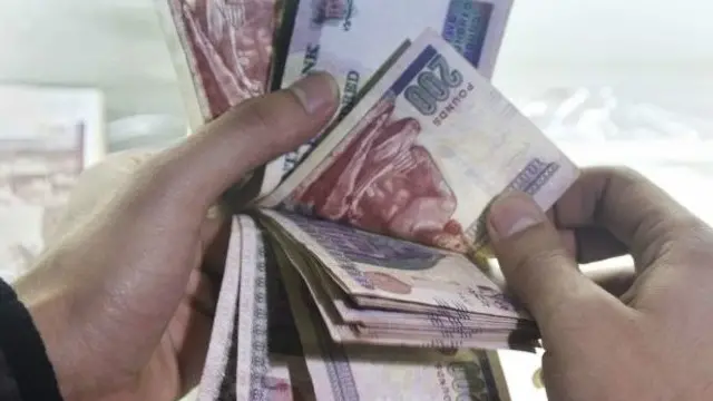 埃及镑兑美元今年三月贬值过一次，幅度为13%，但黑市美元价仍远高于官方牌价。