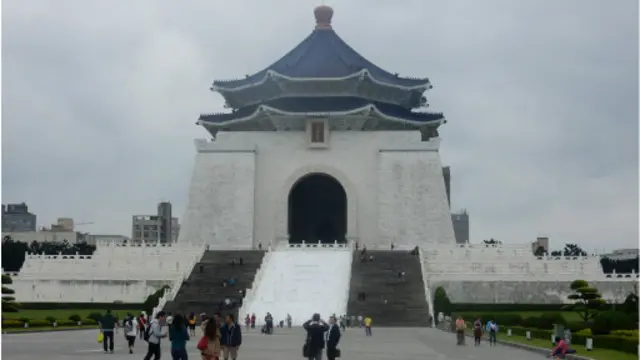 台北中正纪念堂占地广大又处于精华区，一度传出应该拆除的呼声