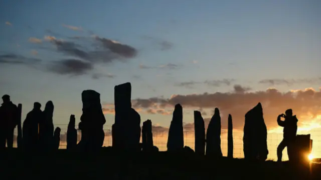人們在卡蘭尼什巨石陣拍攝日落景色（圖片來源：Getty Images）