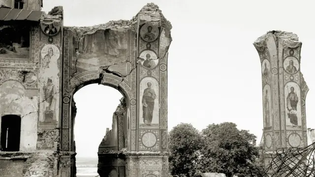 Руїни Успенського собору - фрагменти східної стіни, вівтар і два стовпи