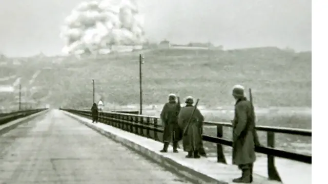 Один із серії знімків, зроблених німецьким офіцером з понтонного мосту 3 листопада 1941 року. Зафіксованирй момент вибуху Успенського собору.