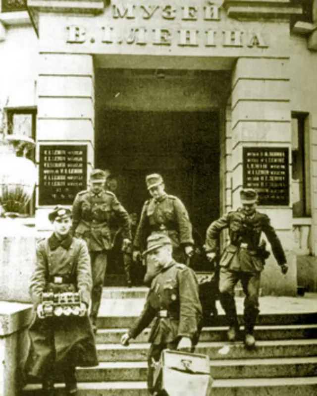 Німецькі сапери виносять вибухівку з Педагогічного музею. Жовтень 1941 року.