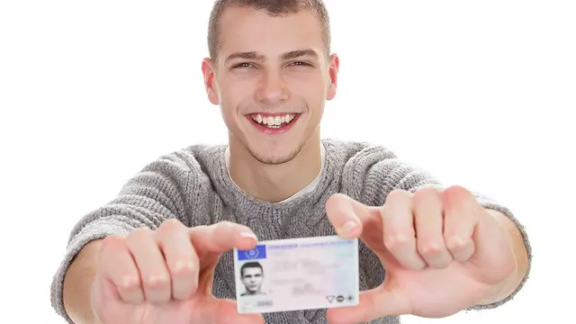 Чоловік з ІД карткою