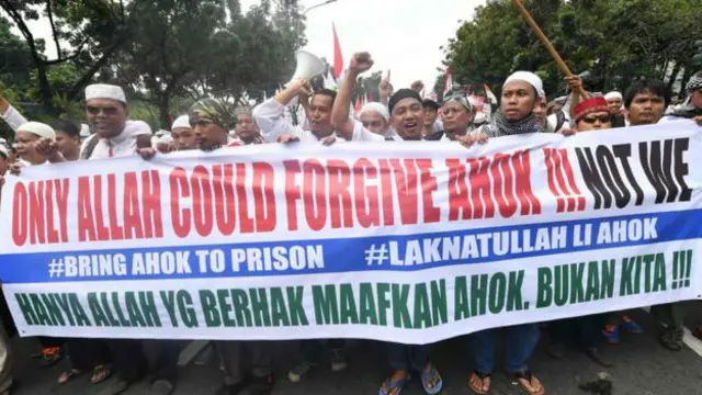 抗议者指责钟万学亵渎伊斯兰