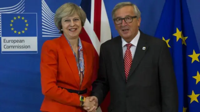 特里莎·梅（左）与容克通电话（资料图片）