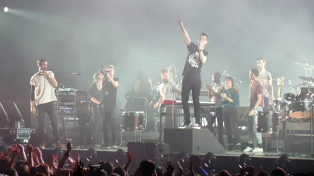 巴士底乐队演出结尾邀请包括窦靖童在内的暖场艺人上台(摄影:子川)