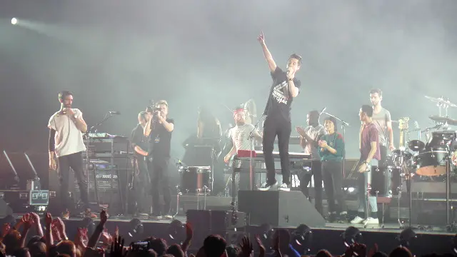 巴士底乐队演出结尾邀请包括窦靖童在内的暖场艺人上台（摄影：子川）