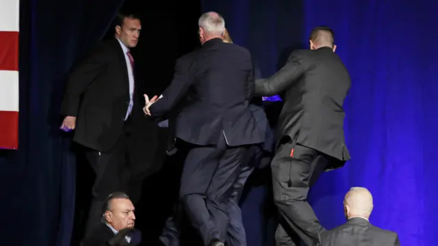 內華達州裏諾市集會現場特工護送特朗普離開（5/11/2016）