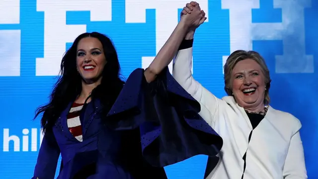 希拉里·克林頓（右）與凱蒂·佩裏同台亮相（5/11/2016）