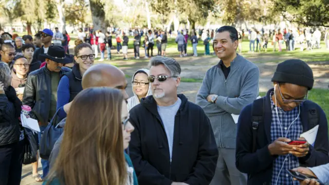 加州北好莱坞某提前投票点大排长龙(5/11/2016)