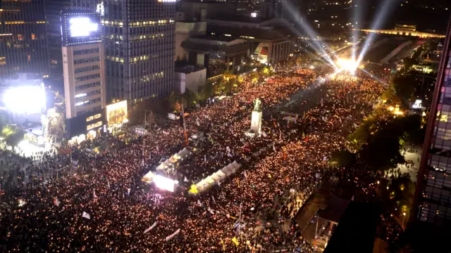從高空俯瞰首爾群眾參與抗議朴槿惠集會（5/11/2016）
