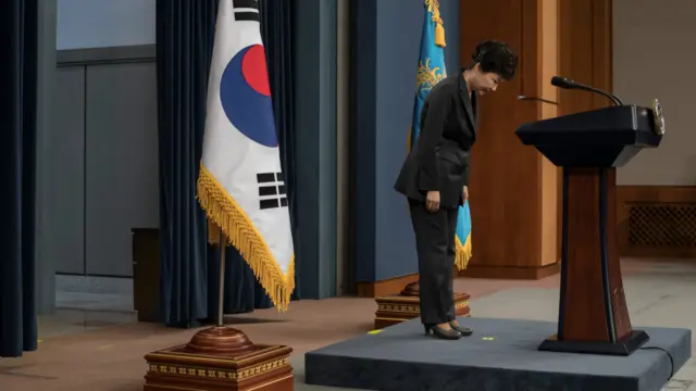 朴槿惠在青瓦台預備全國電視演說前向鏡頭鞠躬（4/11/2016）