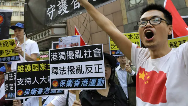 亲北京团体叫喊支持“释法”口号（6/11/2016）