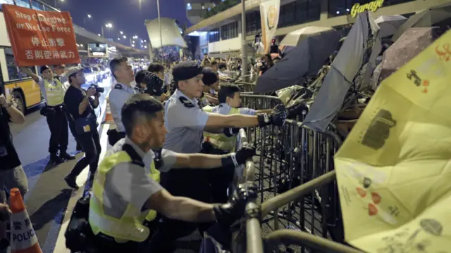 香港警察与示威者在中联办外冲突（6/11/2016）