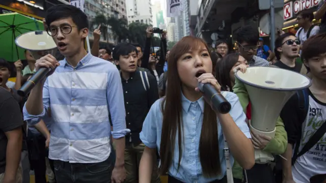 香港争议议员梁颂恒和游慧祯加入周日的民阵游行。