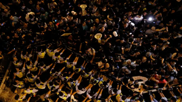 星期天（11月6日）的游行最初和平进行，但其后激进派转往中国中央政府驻香港联络办公室抗议，与警方爆发冲突。