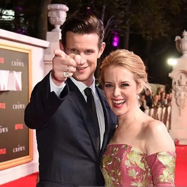 《皇冠》女王扮演者克莱尔·芙依与男一号出席在伦敦莱斯特广场的首映式