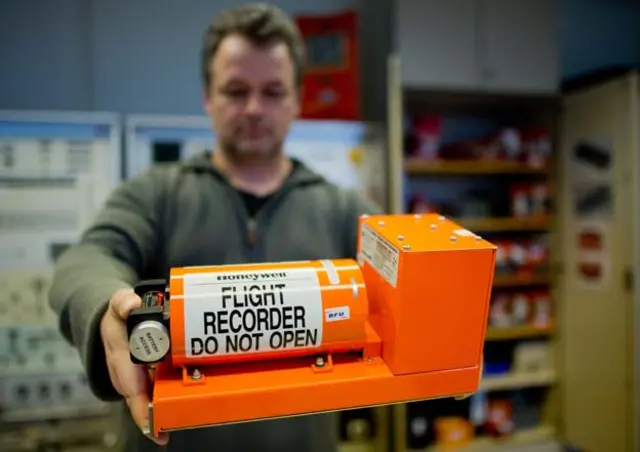 1 在德國中部不倫瑞克的德國聯邦空難調查局 (BFU)，延斯·弗里德曼（Jens Friedemann）拿著一個飛行記錄器，2015 年 3 月 30 日。（圖片來源：蓋蒂圖片社）