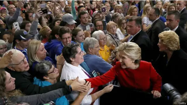 希拉里在接受电台节目采访时说，如果她赢得大选，她将致电特朗普，并希望特朗普发挥其“建设性作用”，把美国团结起来。