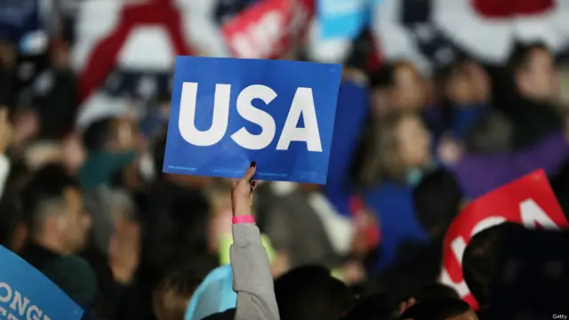 最新民调显示，民主党总统候选人希拉里比共和党总统候选人特朗普领先四个百分点。