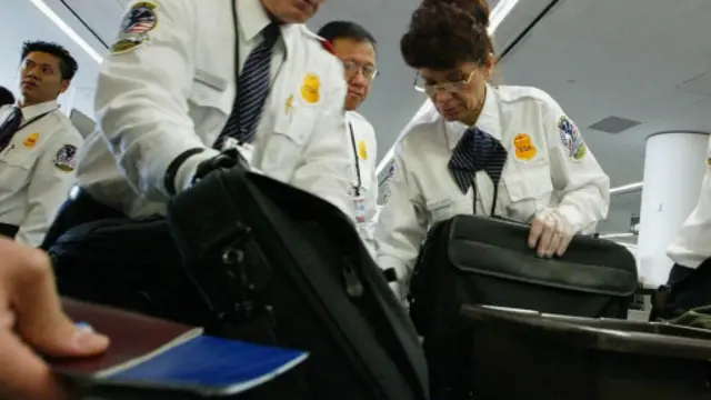 美国运输安全管理局工作人员检查乘客行李