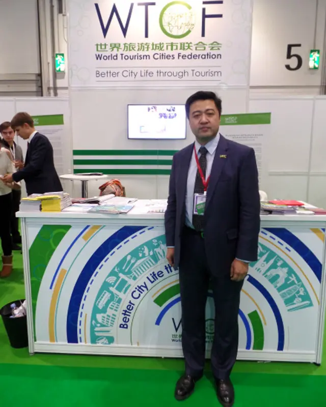 嚴晗在世界旅遊城市聯合會展台前(攝影:子川)