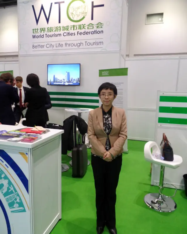 蔣依依在世界旅遊城市聯合會展台前(攝影:子川)
