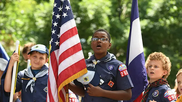 Діти співають гімн США