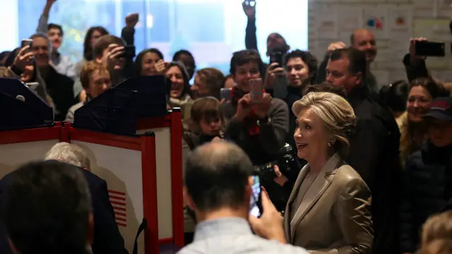 Кандидат в президенти від Демократичної партії Гілларі Клінтон разом з чоловіком, екс-президентом Біллом Клінтоном голосувала у Чаппакуа, штат Нью-Йорк. 