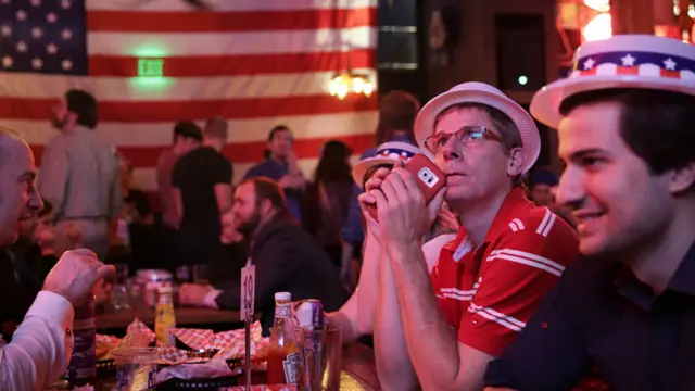 Американці слідкували за попередніми прогнозами результатів виборів, які з'являлись штат за штатом. Всі 50 штатів і Вашингтон, округ Колумбія, голосують у шести різних часових поясах.