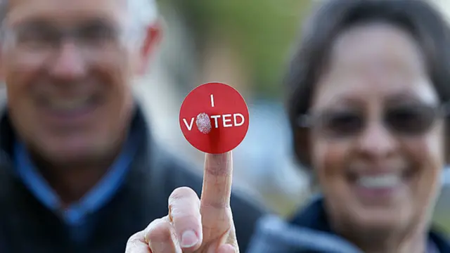 Рекордна кількість американців - понад 46 мільйонів - проголосували раніше - достроково, поштою або на виборчих дільницях.