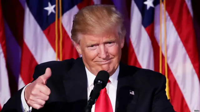 還有報道稱，周三晚抗議者還阻塞了芝加哥的「川普大廈」的入口，並齊聲喊道：「不要特朗普，不要KKK，不要法西斯美國」！