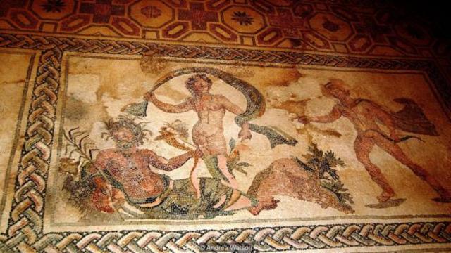 新帕福斯神廟遺址中遺留的一些馬賽克圖案描繪希臘神話的色情圖像——如《阿波羅與達芙妮》的故事（圖片來源：Andrea Watson）