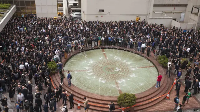 香港律师和法律系学生静默抗议中国人大释法（2016年11月8日）