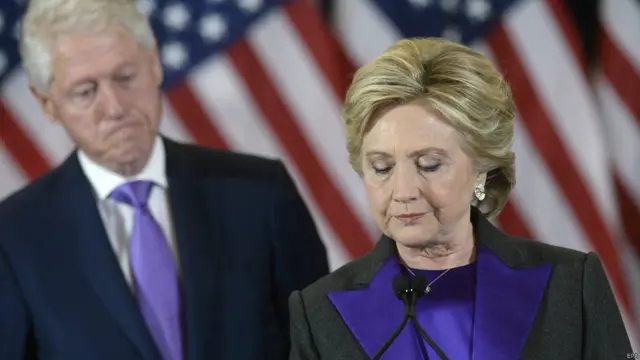 克林顿败选后发表讲话,呼吁给特朗普一个当总统的机会。