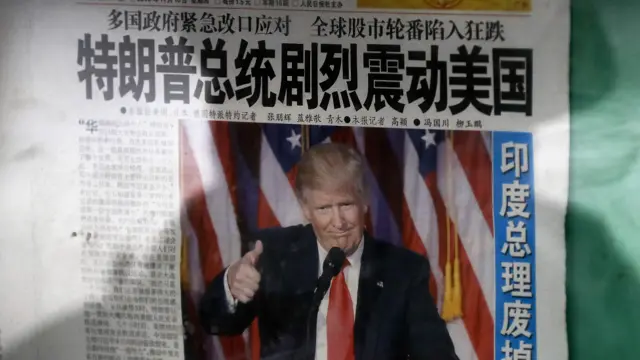 北京街頭一閱報欄上報道特朗普當選消息的報紙頭版（10/11/2016）