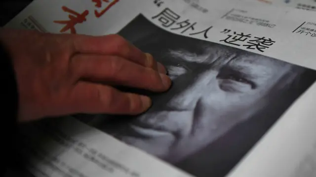 北京某报摊上报道特朗普当选的《南方周末》封面（10/11/2016）