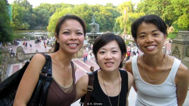 Mei-Ho Lee（右）在纽约中央公园与朋友合影（图片来源：A. Ghows）