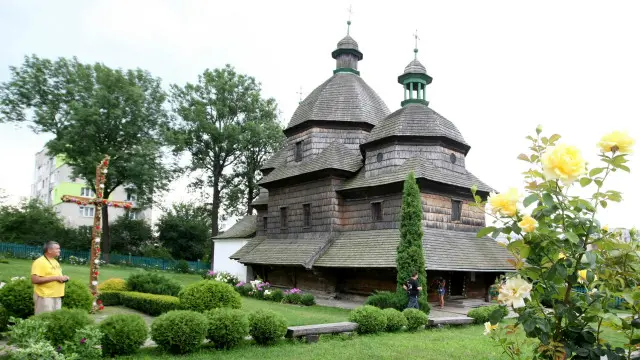 У Жовкві збереглися багато старовинних храмів. Дерев'яна церква Пресвятої Трійці 1720-го року - один з них